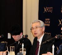 会見した弘中惇一郎弁護士（右）＝東京・日本外国特派員協会