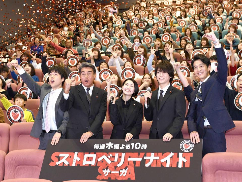 　ヒット祈願をする（左から）重岡大毅、宍戸開、二階堂ふみ、亀梨和也、中林大樹＝ユナイテッドシネマお台場（撮影・園田高夫）