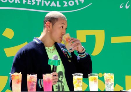 レモンサワーの飲み比べをする関口メンディー＝東京・新宿中央公園