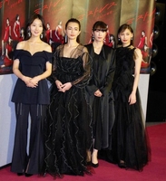 黒のドレス姿で登場した（左から）玄理、長谷川京子、水野美紀、大政絢＝東京・ＮＨＫ