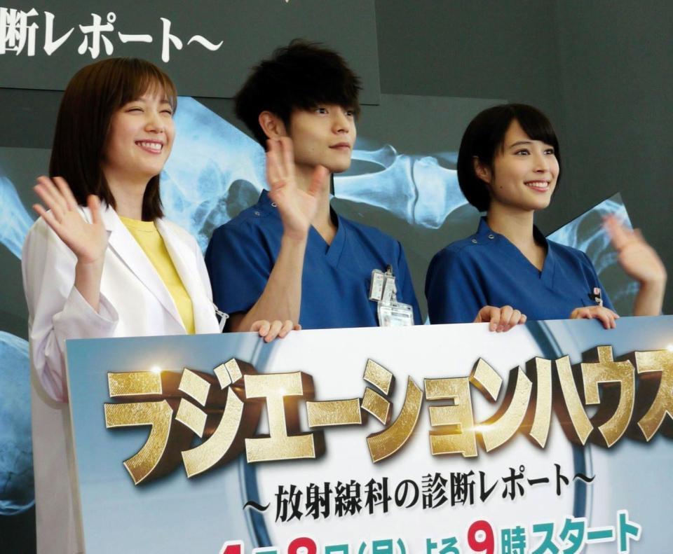 役衣装で会見した（左から）本田翼、窪田正孝、広瀬アリス＝東京・台場の湾岸スタジオ