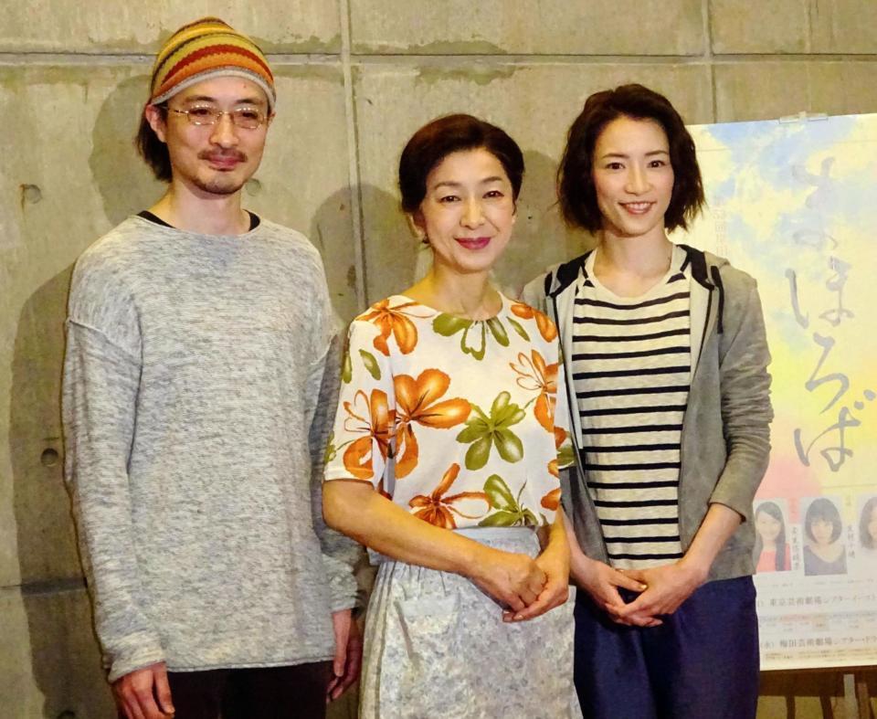 初日公演を前にこの日午後１時３０分から囲み取材に応じた高橋惠子（中央）、早霧せいな（右）、日沢雄介氏だったが…＝東京芸術劇場