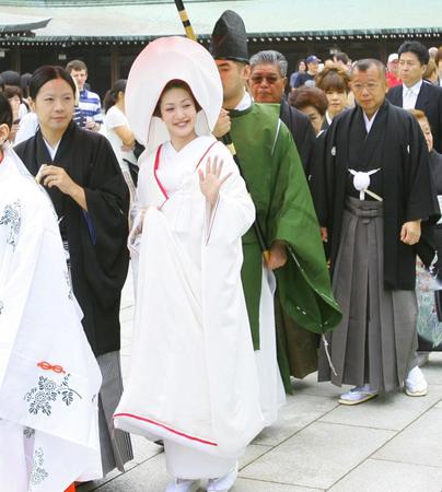　ヒサダトシヒロ（左）と挙式し、参拝客の祝福に手を振って応える松嶋尚美。右は笑福亭鶴瓶＝２００８年撮影