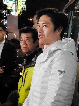 最後の訴えを行った大阪市長選の松井一郎候補（左）と大阪府知事選の吉村洋文候補＝大阪・なんば