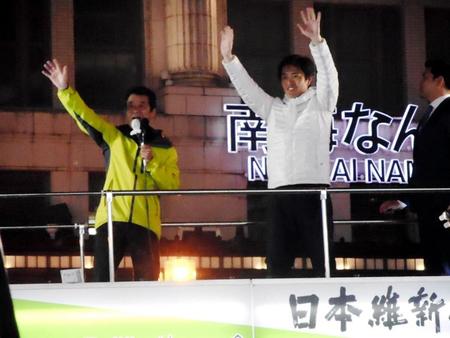 最後の訴えを行った大阪市長選の松井一郎候補（左）と大阪府知事選の吉村洋文候補＝大阪・なんば