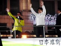 最後の訴えを行った大阪市長選の松井一郎候補（左）と大阪府知事選の吉村洋文候補＝大阪・なんば