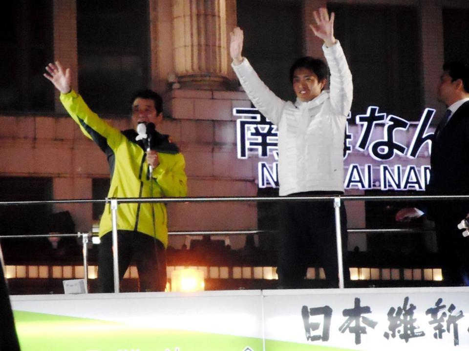 最後の訴えを行った大阪市長選の松井一郎候補（左）と大阪府知事選の吉村洋文候補＝大阪・なんば