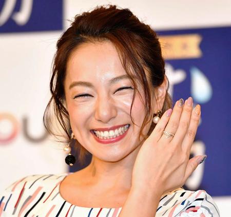 左手薬指の指輪を見せながら笑顔を見せる三船美佳＝東京都渋谷区の渋谷東武ホテル（撮影・出月俊成）