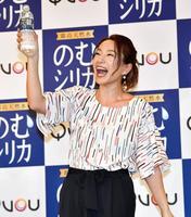 自らを祝福するように乾杯する三船美佳＝東京都渋谷区の渋谷東武ホテル（撮影・出月俊成）