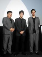 「僕に、会いたかった」上映会に参加した（右から）劇団ＥＸＩＬＥ・秋山真太郎、ＥＸＩＬＥ・ＴＡＫＡＨＩＲＯ、錦織良成監督＝大阪市内