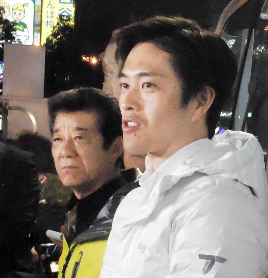 　最後の訴えを行った大阪市長選の松井一郎候補（左）と大阪府知事選の吉村洋文候補＝大阪・なんば