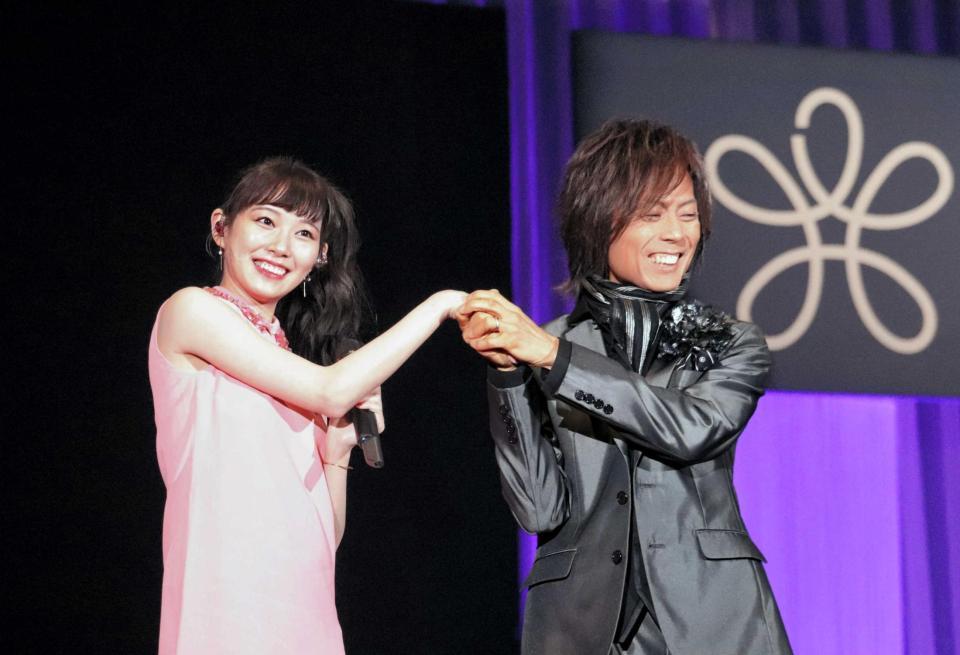 　近畿大学の入学式にサプライズゲストとして登場した渡辺美優紀（左）と、総合プロデューサーのつんく♂