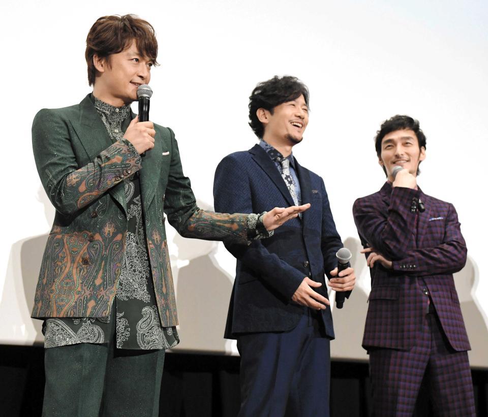 香取慎吾（左）、稲垣吾郎、草なぎ剛（右）