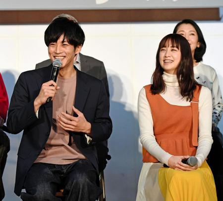 会見で初恋の思い出を語る松坂桃李（左）と山本美月＝東京都内