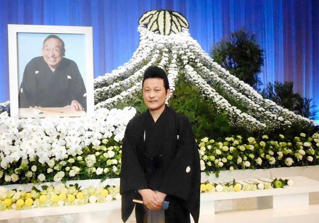 さんま爆笑あいさつ バラエティーのトークのノリ…師匠・笑福亭松之助