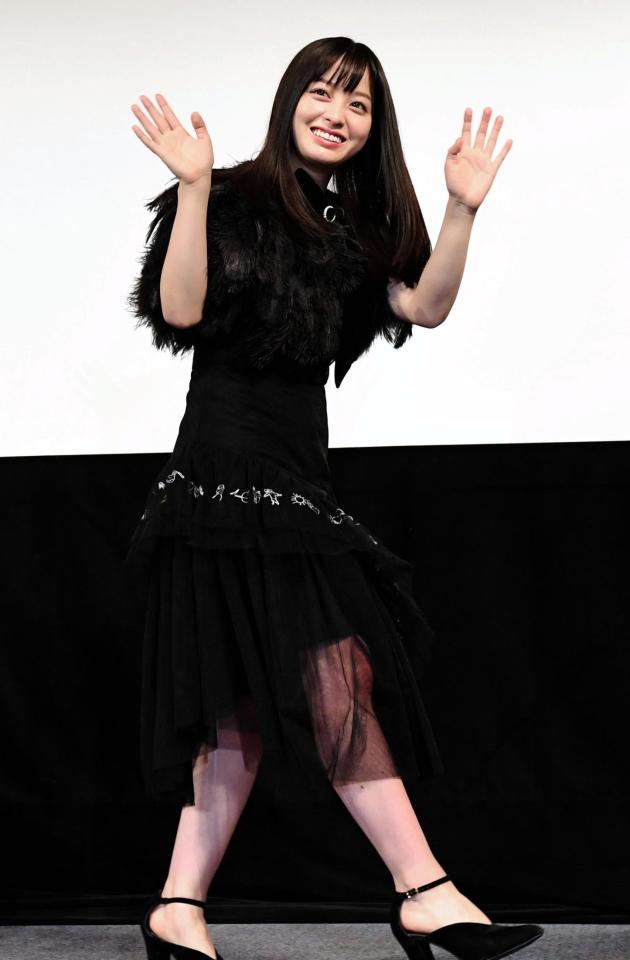 ファンの声援に両手を振って応える橋本環奈＝スペースＦＳ汐留（撮影・三好信也）