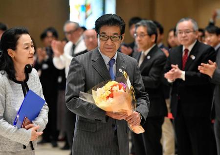 　大阪市長選の勝利から一夜明け、初登庁する松井一郎氏＝大阪市役所  