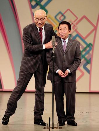 復帰の舞台も息の合った掛け合いで観客を沸かせたオール阪神巨人＝なんばグランド花月（撮影・坂部計介）