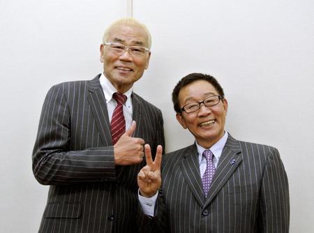 出演後にポーズをとるオール阪神さん（右）と相方のオール巨人さん＝９日、大阪市のなんばグランド花月
