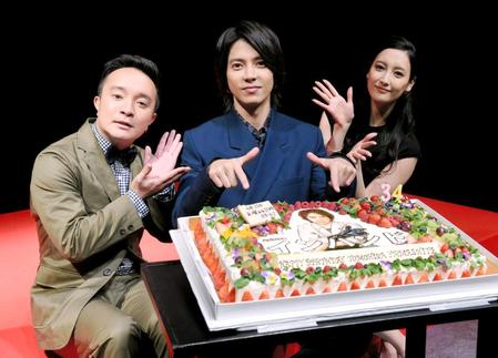 ３４歳のバースデーケーキをプレゼントされ笑顔の山下智久（中央）。右は菜々緒、左は濱田岳＝都内（撮影・開出牧）