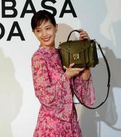 春らしいドレス姿の本田翼＝東京・銀座