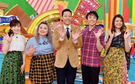 　囲み会見で笑顔を見せる（左から）江藤愛アナ、渡辺直美、東野幸治、小林よしひさ、スザンヌ＝東京・赤坂のエクサインターナショナル