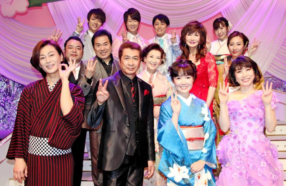 　毎年恒例のステージでファンを盛り上げた氷川きよし（前列左）＝東京・杉並公会堂