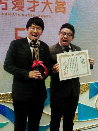 「第５４回上方漫才大賞」の新人賞を受賞したミキ・亜生（左）と昂生＝大阪・オリックス劇場