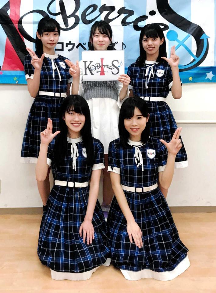 　９期生オーディションに合格し、メンバーから祝福された古川莉子さん（後列中央）