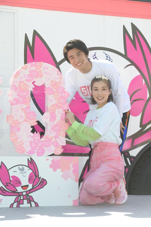 パラリンピックのイベントに夫婦で参加し仲良くポーズをとる中尾明慶、仲里依紗夫妻＝東京・ららぽーと豊洲（撮影・金田祐二）