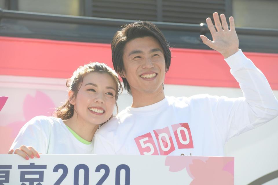 パラリンピックのイベントに夫婦で参加し仲良くポーズをとる中尾明慶、仲里依紗夫妻＝東京・ららぽーと豊洲（撮影・金田祐二）