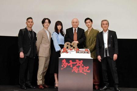 　舞台あいさつに出席した（左から）中孝介、木村了、多部未華子、中島貞夫監督、高良健吾、寺島進＝東京・丸の内ＴＯＥＩ