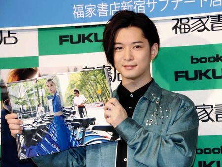 　お気に入りショットを紹介する千葉雄大＝東京・福家書店新宿サブナード店