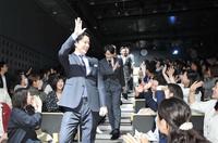 客席後方から登場し歓声に応える福山雅治（手前）＝丸ビルホール（撮影・開出牧）