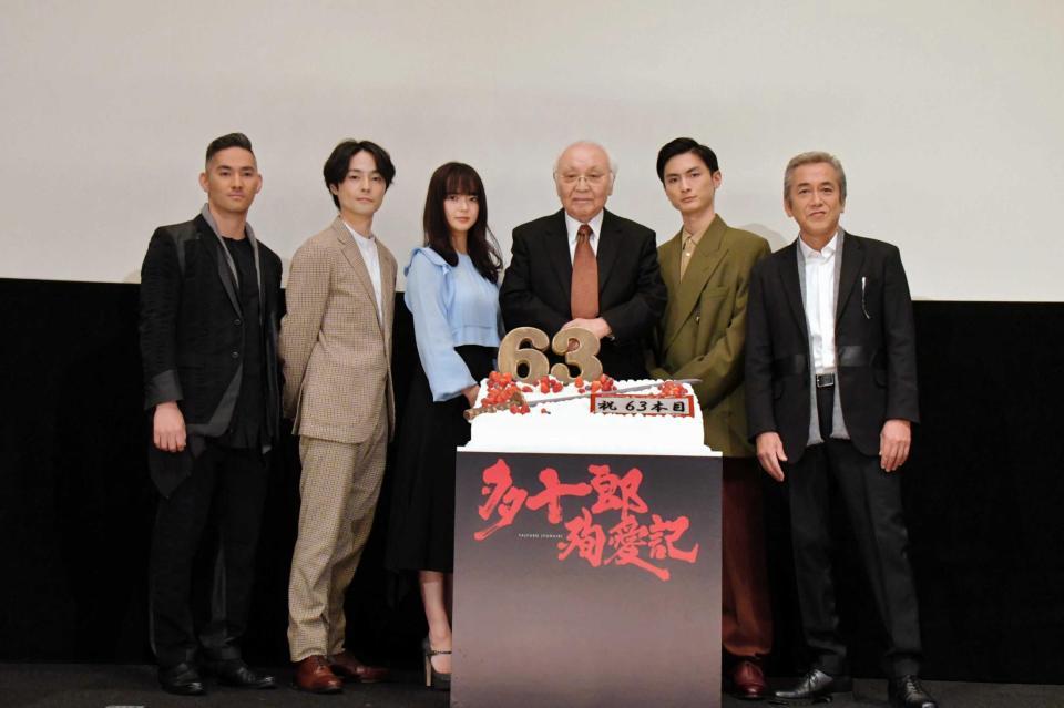 　舞台あいさつに出席した（左から）中孝介、木村了、多部未華子、中島貞夫監督、高良健吾、寺島進＝東京・丸の内ＴＯＥＩ