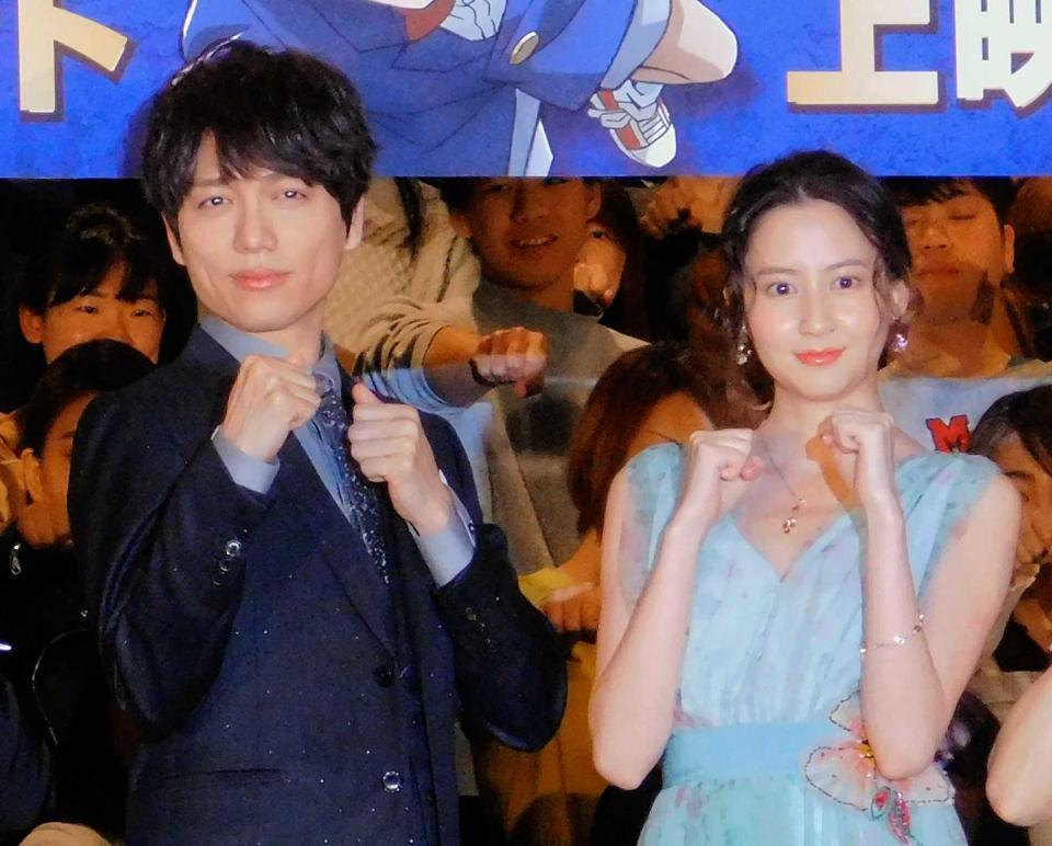 　観客と映画公開を喜んだ（左から）山崎育三郎、河北麻友子＝東京・ＴＯＨＯシネマズ日比谷