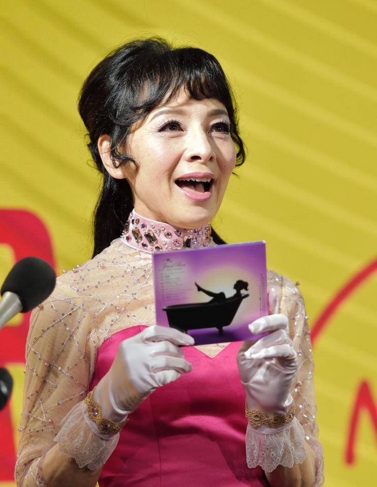 「水戸黄門のヒノキ風呂と違って洋風の雰囲気で」と話してジャケットの裏表紙を見せる由美かおる＝東京・タワーレコード渋谷（撮影・西岡正）