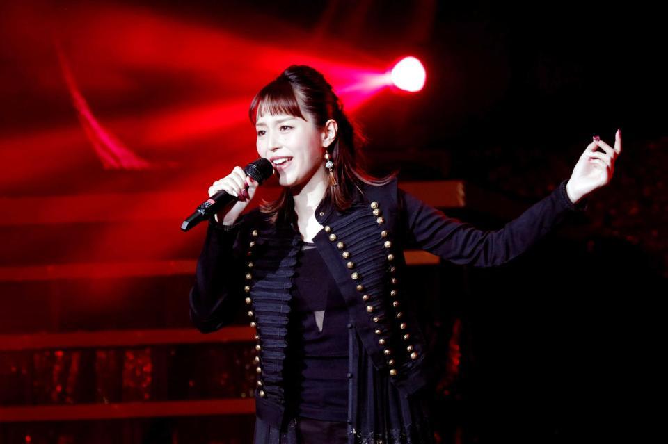 　声優紅白歌合戦で熱唱する平野綾＝千葉・舞浜アンフィシアター