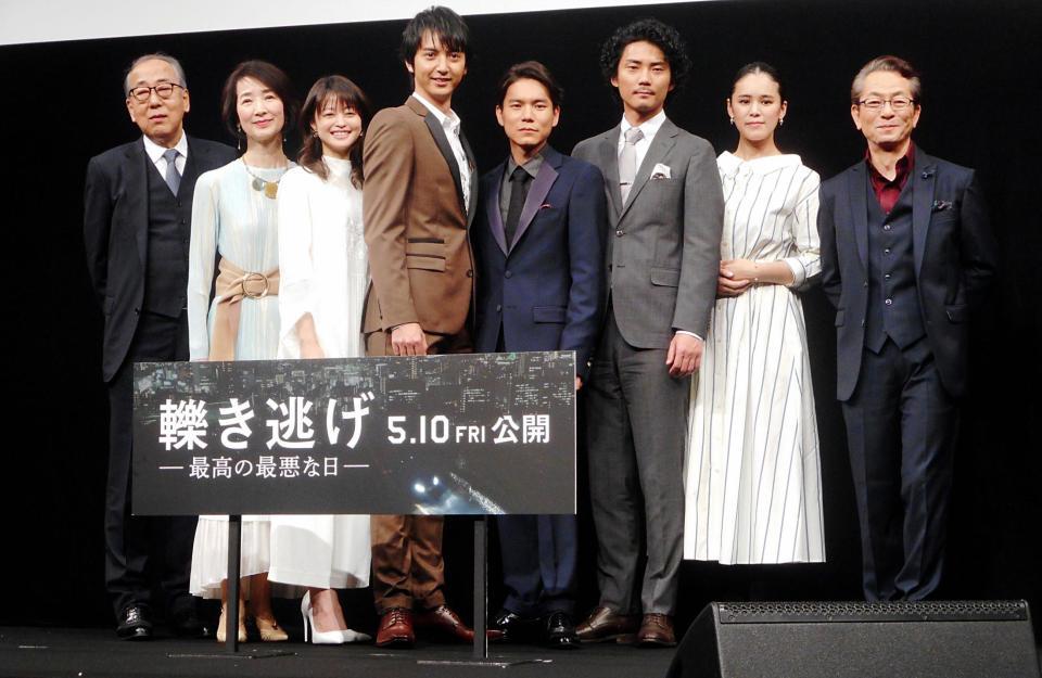 映画「轢き逃げ－最高の最悪な日－」の完成披露試写会で舞台あいさつした（左から）岸部一徳、檀ふみ、小林涼子、中山麻聖、石田法嗣、毎熊克哉、手嶌葵、水谷豊＝東京・パークタワーホール