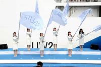 　就役式でグループのフラッグを振るＳＴＵ４８の（左から）今村美月、藤原あずさ、岡田奈々、福田朱里、瀧野由美子、矢野帆夏　