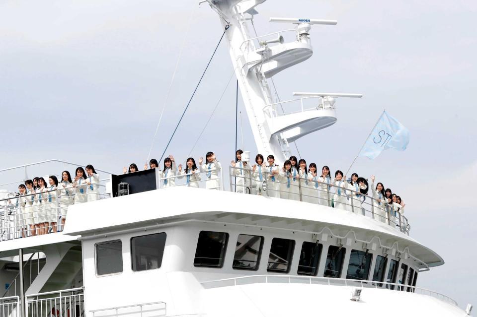 　就役式のため、劇場船「ＳＴＵ４８号」で入港するＳＴＵ４８メンバー＝広島市の広島港（Ｃ）ＳＴＵ