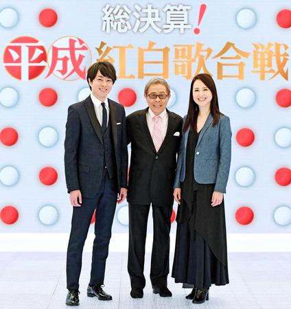 　笑顔をみせる（左から）櫻井翔、北島三郎、松田聖子＝ＮＨＫ（撮影・三好信也）