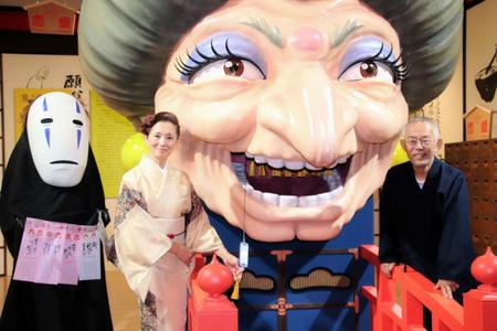 　「湯婆婆」と並ぶ夏木マリと鈴木敏夫氏＝東京都内