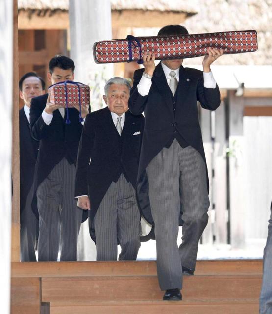 伊勢神宮外宮を参拝された天皇陛下。手前は「三種の神器