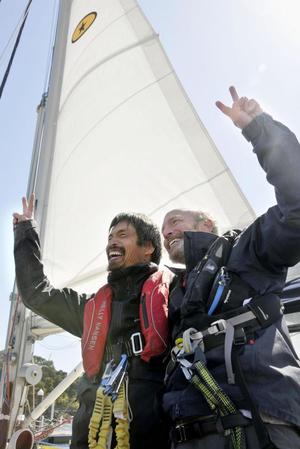 　米国西海岸から小型ヨットで太平洋を横断し、小名浜港に到着した岩本光弘さん。右は同乗した米国人男性