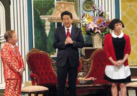 ＮＧＫで池乃めだか（左）、すっちー（右）と共演した安倍晋三首相＝大阪市内