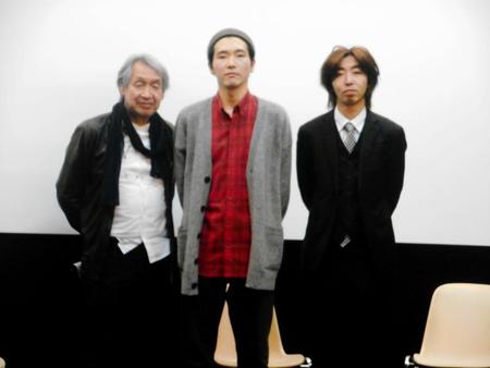 映画「柄本家のゴドー」の初日舞台あいさつを行った（左から）山崎裕監督、柄本佑、柄本時生＝東京・ユーロスペース