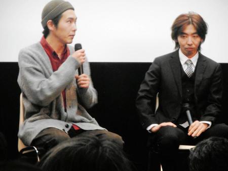 映画「柄本家のゴドー」の初日舞台あいさつを行った（左から）柄本佑、柄本時生＝東京・ユーロスペース