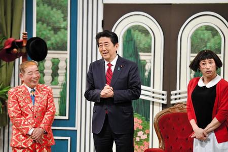 　池乃めだか（左）、すっちー（右）とともに舞台に立った安倍晋三首相＝大阪市内