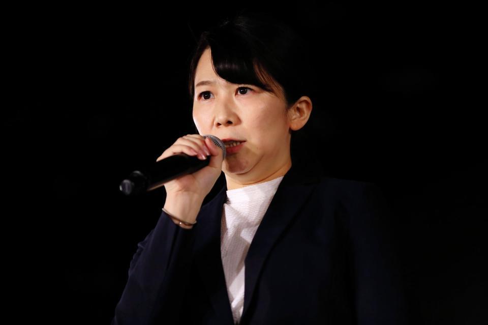 　公演の冒頭でファンに謝罪するＮＧＴ４８の早川麻依子支配人＝新潟市のＮＧＴ４８劇場（Ｃ）ＡＫＳ